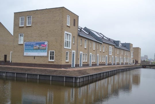 Beschoeiing met deksloof van De Hamer voor Eiland 4, De Bron in Vathorst