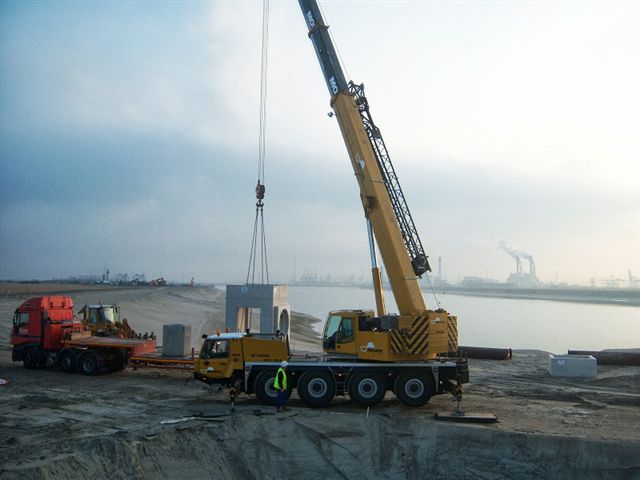 RWG terminal 2e Maasvlakte, levering laatste schachten, foto 12