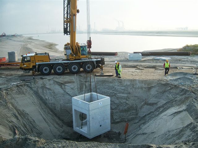 RWG terminal 2e Maasvlakte, levering laatste schachten, foto 6